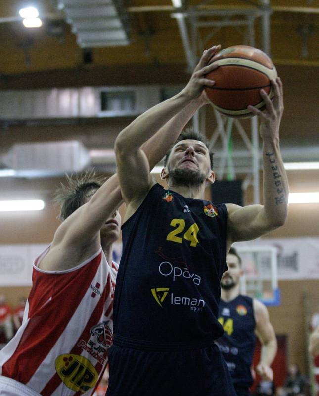 Z basketbalového duelu Pardubice - Opava (93:92).