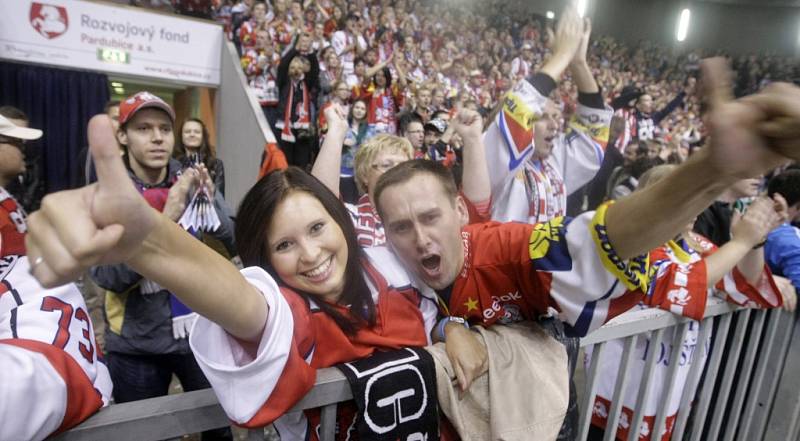 Atmosféry bylo na derby tolik, že fanoušci málem zbourali arenu. A tak to má být