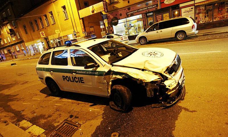 Na plnohodnotnou náhradu tohoto nabouraného vozu čekají policisté z hlídkové služby přes sedm měsíců. Zatím však marně. Vedení krajské policie se začátkem roku vyjádřilo, že k nápravě dojde již brzy. Jak by to  asi vypadalo, kdyby to bylo později...?   