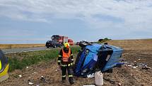 Dodávka skončila u Hrochova Týnce v poli a na boku. Řidič utrpěl zranění a byl posádkou zdravotnické záchranné služby převezen do nemocnice.