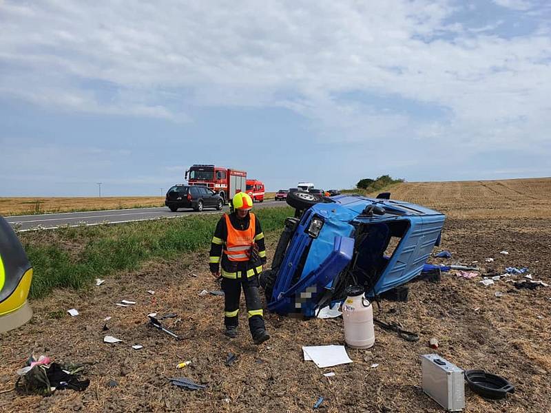 Dodávka skončila u Hrochova Týnce v poli a na boku. Řidič utrpěl zranění a byl posádkou zdravotnické záchranné služby převezen do nemocnice.