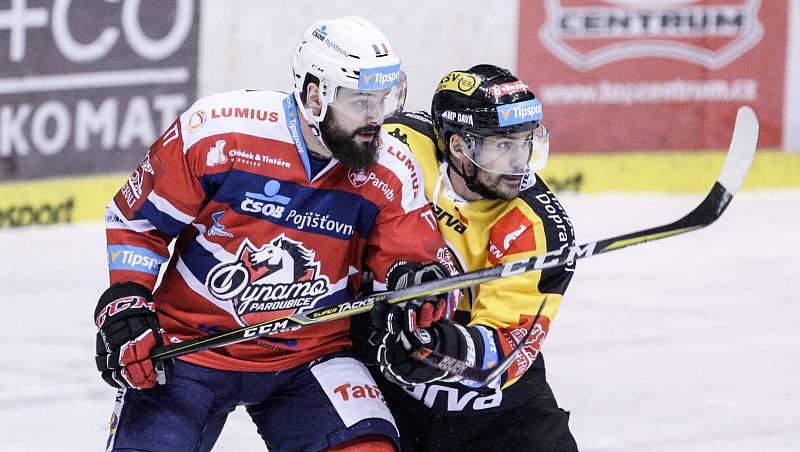 Uutkání Tipsport extraligy v ledním hokeji mezi HC Dynamo Pardubice (červenobílém) a HC Verva Litvínov (ve žlutočerném) v pardubické Tipsport areně.