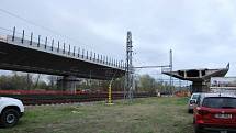 Otáčení 1. poloviny mostu přes železniční stanici Uhersko – v noci ze soboty na neděli 16. - 17.4. 2022