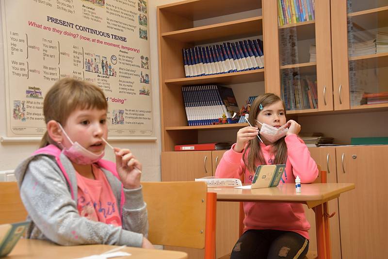 Testování dětí v Základní škole v Dolním Újezdu u Litomyšle bylo v klidu a před půl osmou ráno neměl ředitel školy Jan Sigl hlášený od žáků žádný pozitivní test.