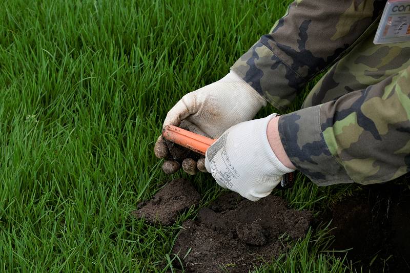 Letní stadion v Pardubicích ještě před zahájením rekonstrukce obsadili archeologové. Nalezené předměty vyprávějí příběhy spojené s koncem druhé světové války v Pardubicích.