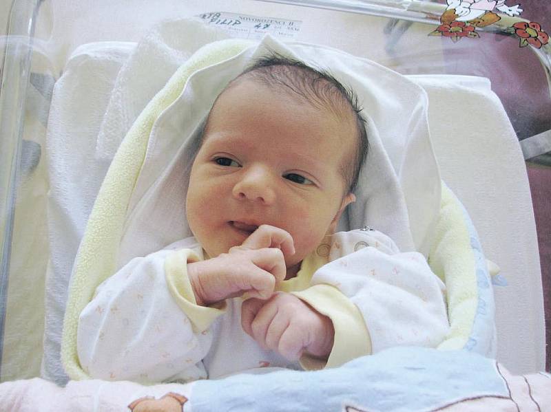 Filip Bárta se narodil 10. května v 11:16 hodin. Měřil 53 centimetrů a vážil 3950 gramů. Maminku Jolanu u porodu podpořil tatínek David a doma v Pardubicích čekají sourozenci Nikola (21) a Marek (12).