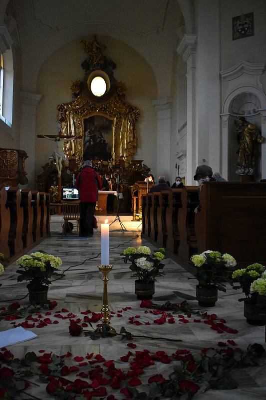 Dveře kostela svatého Martina v Holicích se v sobotu otevřely před sedmou hodinou večerní.