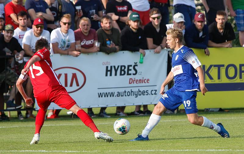 Utkání Fotbalové národní ligy mezi MFK Chrudim (v červeném) a FK Pardubice (v modrém) na fotbalovém stadionu v Chrudimi.