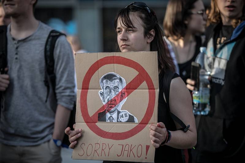 Demonstrace proti Babišovi. Na pardubické třídě Míru protestovalo na 400 lidí.