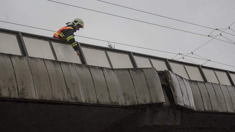 Utržený kus betonu se z nadjezdu na Kyjevské zřítil z výšky několika metrů. Nikoho nezranil, škody nezpůsobil, stav mostu ale musí ověřit statik. 