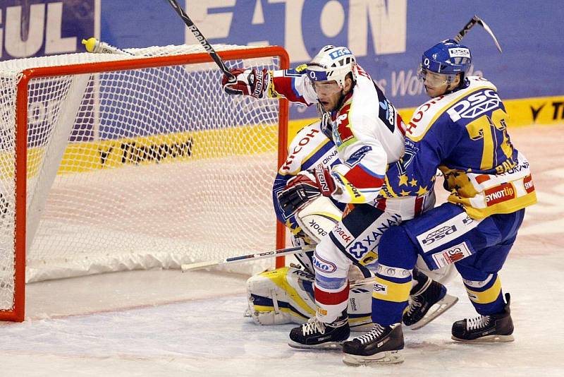 První extraligový zápas v Pardubicích. Do branky se postavil Dominik Hašek