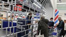 Tesco v Pardubicích bylo ve čtvrtek 15. září po rekonstrukci otevřeno.