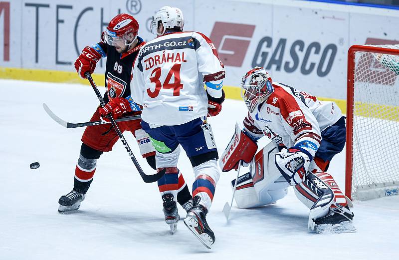 Hokejové utkání Tipsport extraligy v ledním hokeji mezi HC Dynamo Pardubice (v bíločerveném) a HC Mountfield Hradec Králové (v černočerveném) v pardudubické enterie areně.