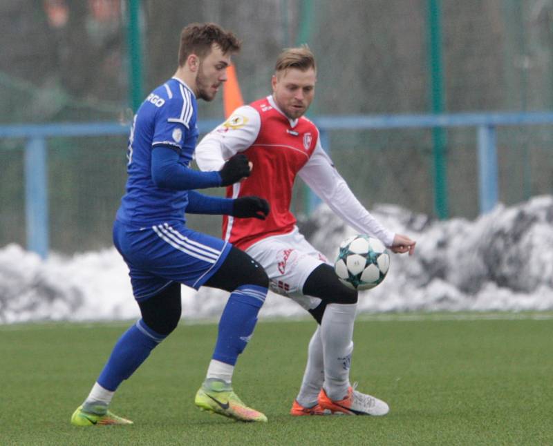 Přípravné utkání Fortuna národní ligy mezi FK Pardubice (v červenobílém) a FK Mladá Boleslav U21  (v modrém) na hřišti v Ohrazenicích v Pardubicích