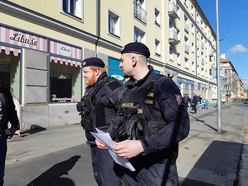 Policisté při kontrole obchodů.