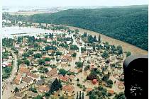 Povodeň v roce 2002 totálně vyplavila obec Lety. Na pomoc s likvidací škod vyrazili i bohdanečtí hasiči
