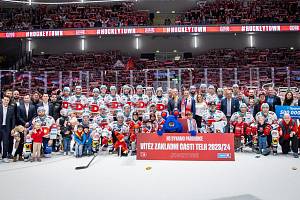 Pardubičtí hokejisté opět ovládli základní část Tipsport extraligy a získali Pohár Jaroslava Pouzara.