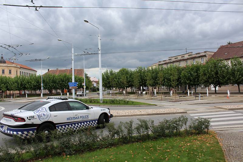 Obyvatelé Lázní Bohdaneč se dočkali. Ode pondělí 20. září už přes jejich město nesmí jezdit kamiony. V pondělí zástupci okolních měst a kraje slavnostně přestřihli pásku.