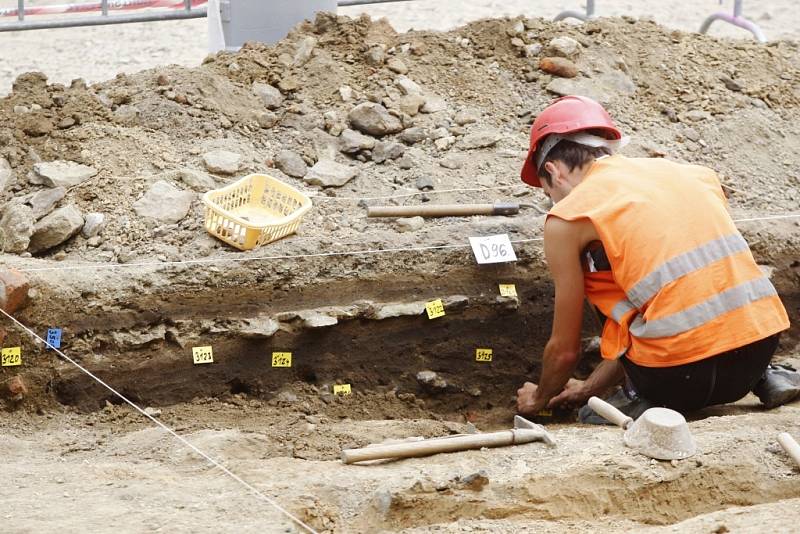 Práce archeologů na pardubické třídě Míru je pro kolemjdoucí unikání příležitostí vidět odborníky přímo v akci. Obvykle pracují na opuštěnějších místech, než je rušná městská ulice.