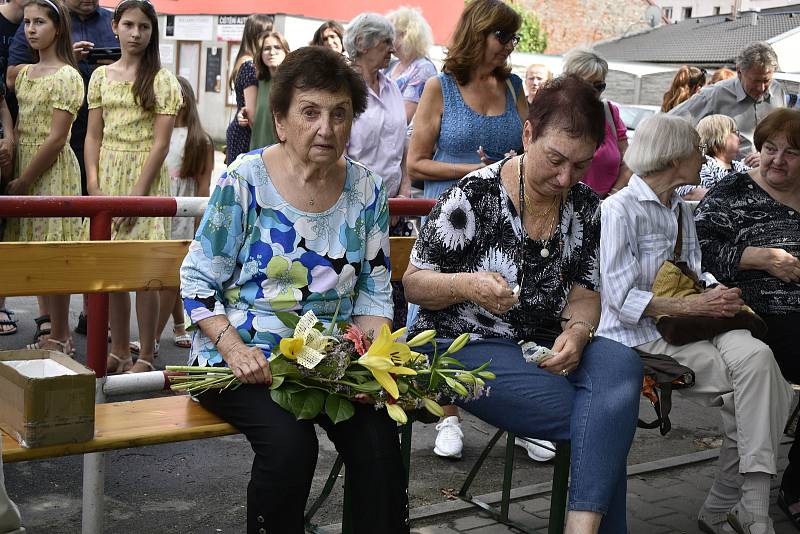 Jako jediná z rodiny přežila koncentrační tábor. S bolavou vzpomínkou nyní Hana Sternlicht v Holicích vložila do dlažby kameny zmizelých za své rodiče.