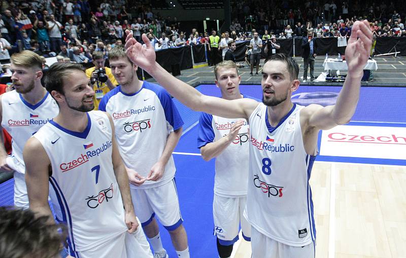 Basketbalové utkání kvalifikace na Mistrovství světa 2019 mezi Českou republikou (v bílém) a Ruskem (v červeném) v pardubické ČSOB pojišťovna ARENĚ.