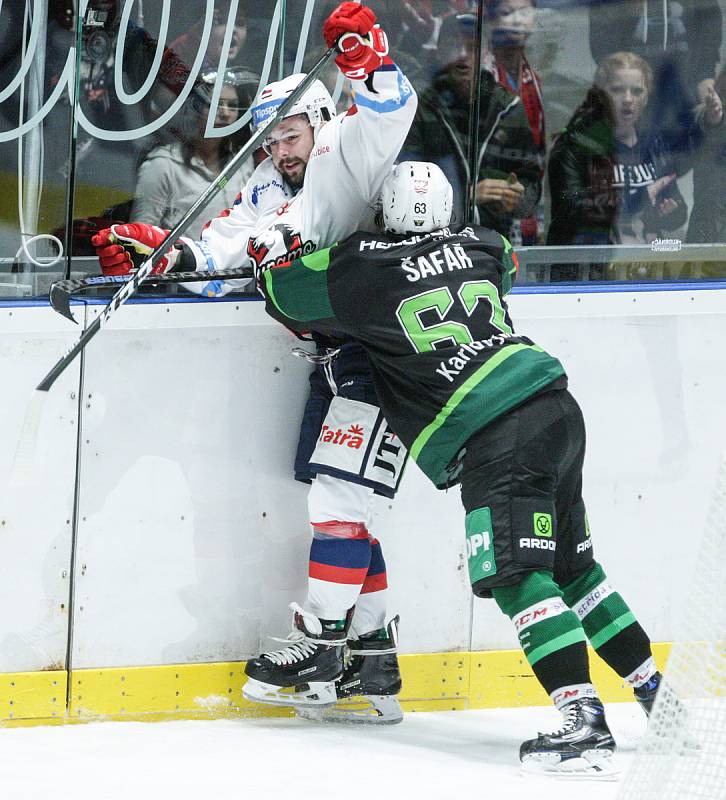 Extraligový hokejový duel mezi HC Dynamo Pardubice (v bílém) a HC Energie Karlovy Vary.