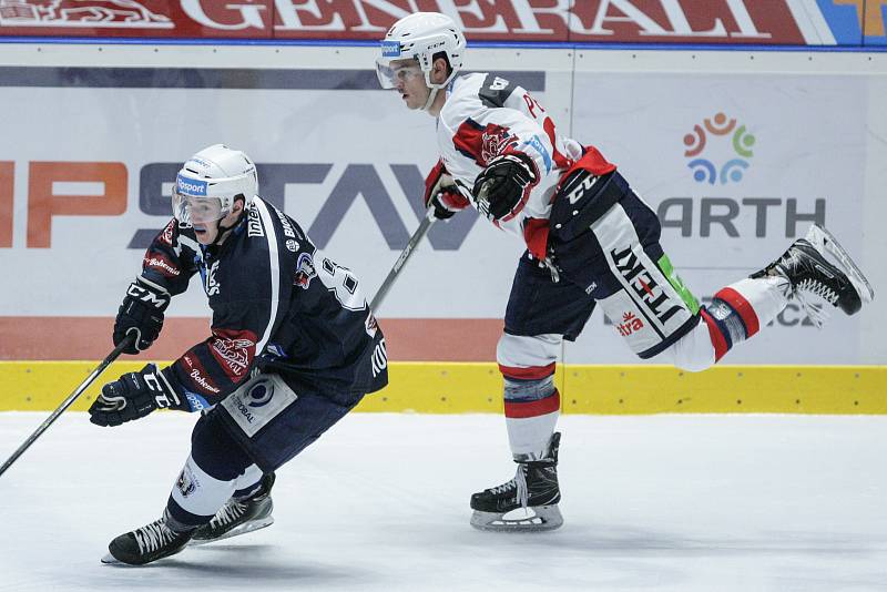 Duel hokejové extraligy Dynamo Pardubice (v bílém) - Škoda Plzeň.