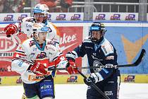 Hokejové utkání Tipsport extraligy v ledním hokeji mezi HC Dynamo Pardubice (v bíločerveném) a Bílý Tygři Liberec v pardudubické enterie areně.