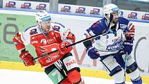 Hokejové utkání Tipsport extraligy v ledním hokeji mezi HC Dynamo Pardubice (v červenobílém) a HC Kometa Brno (v bílomodrém) pardudubické enterie areně.