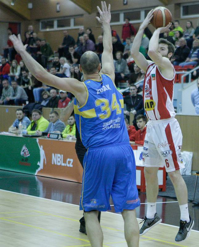 Basketbalové utkání Kooperativy NBL mezi BK JIP Pardubice (v bíločerném) a Basket Fio banka Jindřichův Hradec (v modrém) v pardubické hale na Dašické.