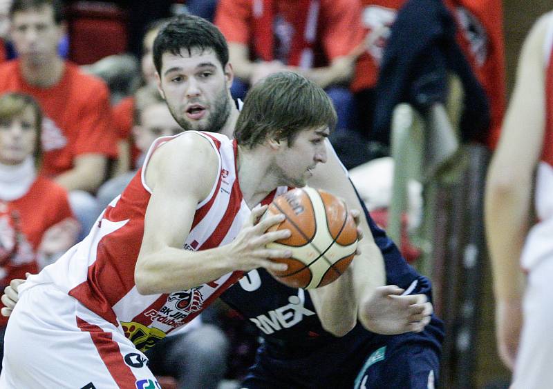 Basketbalové utkání Kooperativy NBL mezi BK JIP Pardubice (v bíločerném) a BK ARMEX Děčín (v modrém) v pardubické hale na Dašické.