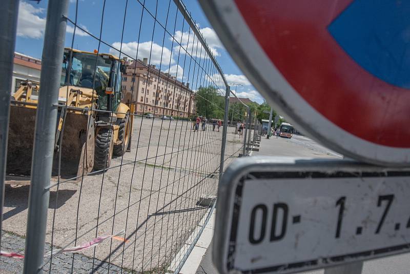 Náměstí dukelských hrdinů na pardubickém sídlišti Dukla. 3. července začala jeho rekonstrukce.