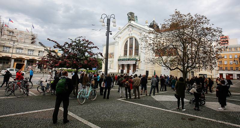 Čtvrteční demonstrace před Východočeským divadlem v Pardubicích