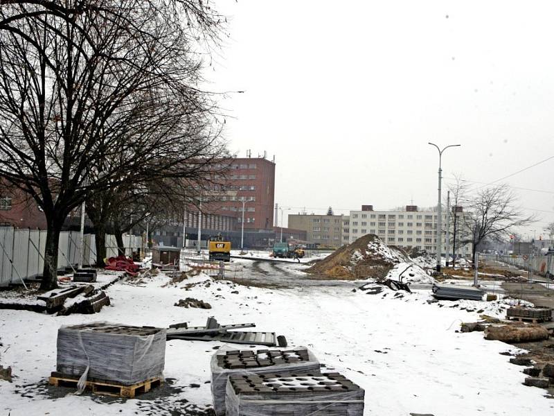 Rušné staveniště před pardubickým hlavním nádražím doslova zmrazila zima. Práce závislé na počasí se musely zastavit, čeká se na oteplení. 