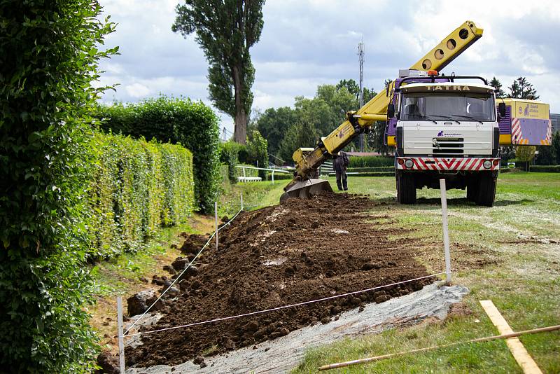 Nejobávanější překážka Velké pardubické by měla být již bezpečnější. Taxisův příkop prošel na začátku týdne úpravou, díky níž by nemělo na překážce docházet k fatálním pádům.