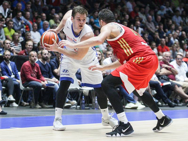 Basketbalové utkání kvalifikace na mistrovství světa 2019 mezi Českou republikou (v bílém) a Ruskem (v červeném) v pardubické ČSOB Pojišťovna areně.