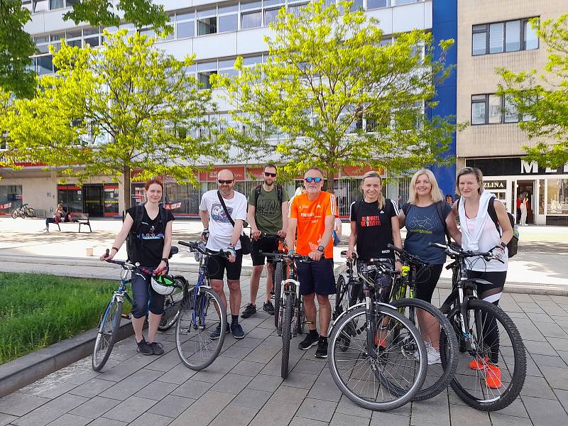 Menší skupinka který se v úterý sešla na společnou cyklojízdu k zahájení výzvy Do práce na kole v Pardubicích.