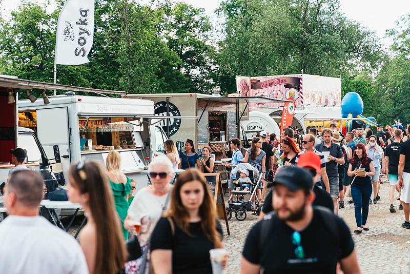 Na pardubický Food Truck Fest se sjely desítky majitelů trucků, kteří si připravili rozmanité nabídky plné tradičního místního jídla i pochutin ze světa.