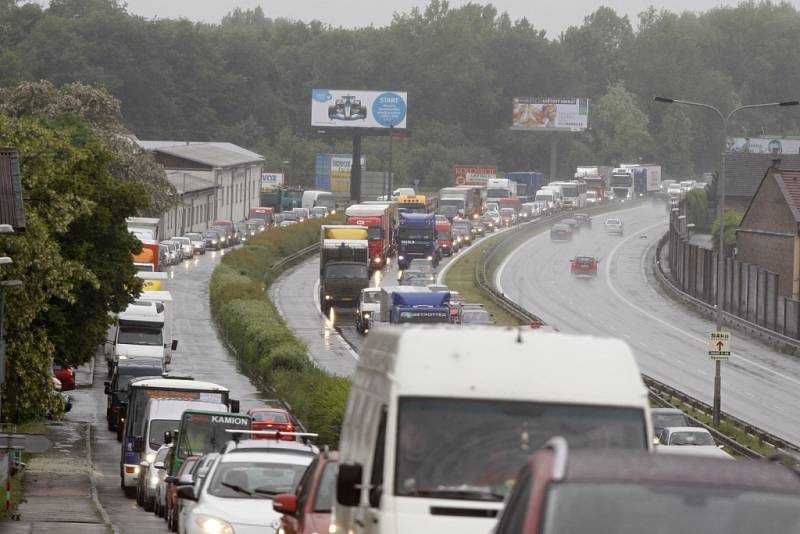 Pondělní ráno v Pardubicích. Nekonečná fronta na Nádražní ulici směrem od Hradce. Auta se řadila už od Doubravického nadjezdu.