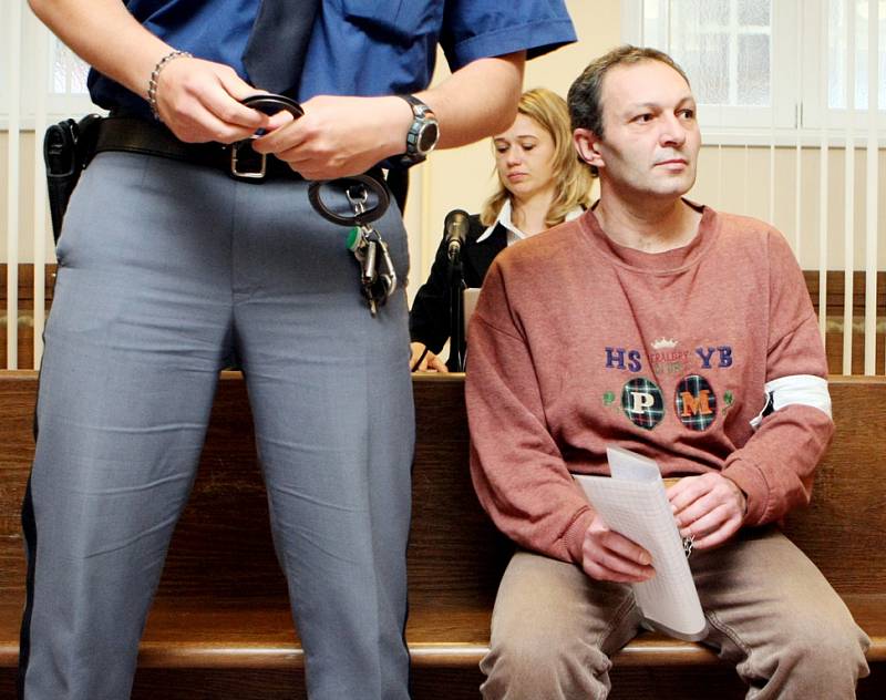 DOSTAL OSM LET. Ze spáchání trestného činu ublížení na zdraví s následkem smrti se od středy zpovídal u krajského soudu pětačtyřicetiletý Jiří Dračka. 