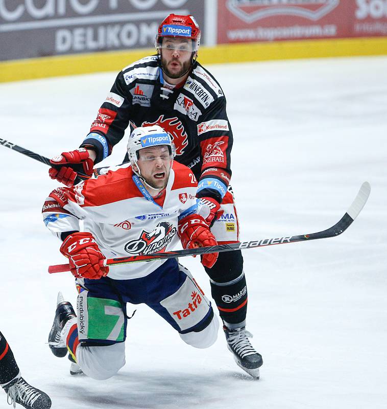 Hokejové utkání Tipsport extraligy v ledním hokeji mezi HC Dynamo Pardubice (v bíločerveném) a HC Oceláři Třinec.