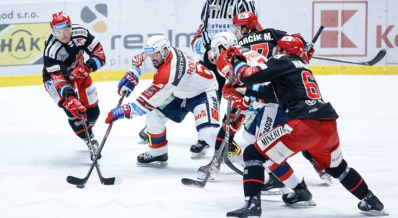 Hokejové utkání Tipsport extraligy v ledním hokeji mezi HC Dynamo Pardubice (v bíločerveném) a HC Oceláři Třinec.