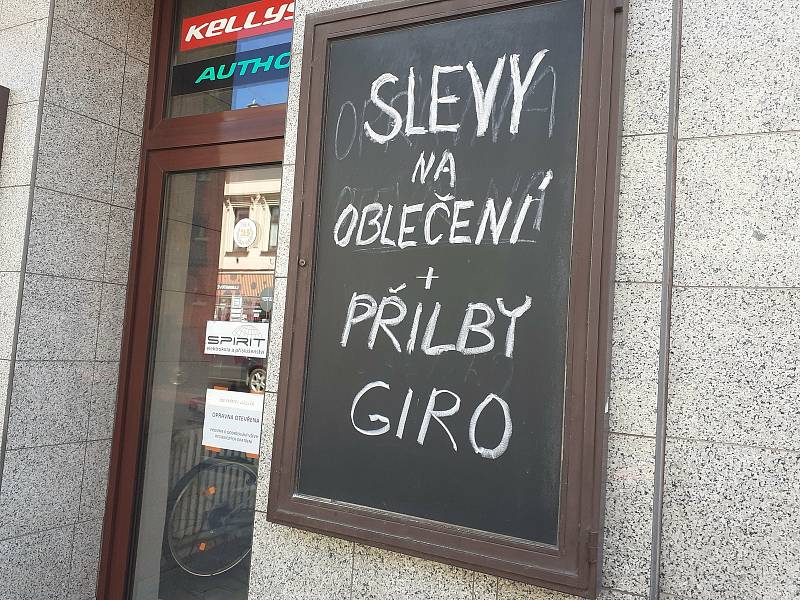 Od pondělí se otvírají všechny obchody bez omezení. Stále platí povinnost nosit ve vnitřních prostorách respirátor a v prodejnách smí být maximálně jeden zákazník na 15 metrů čtverečních.