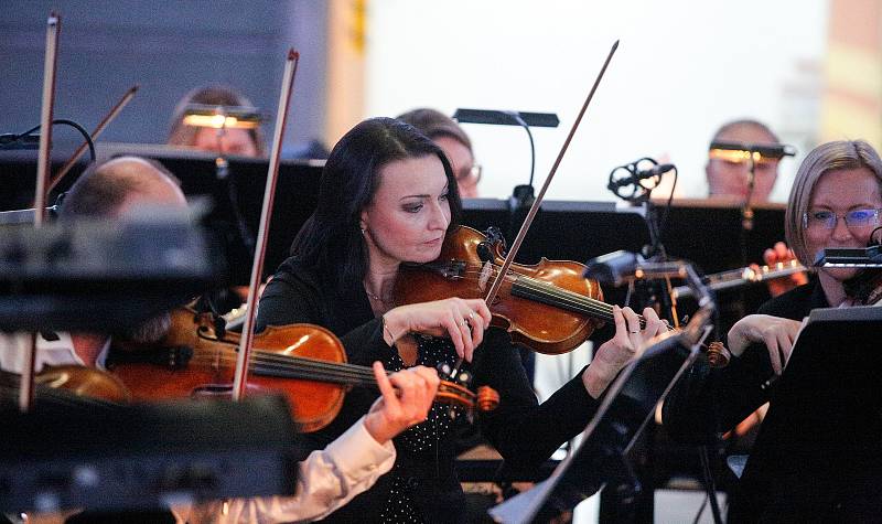 9. ročník projektu Hrajeme spolu za Pardubice zahájil koncert Komorní filharmonie Pardubice s kapelou Sto zvířat, na nějž plynule navázalo atraktivní derby mezi Beksou a Královskými sokoly.