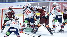 Hokejové utkání Tipsport extraligy v ledním hokeji mezi HC Dynamo Pardubice (v bíločerveném) a HC Sparta Praha (v červeném) v pardudubické enterie areně.