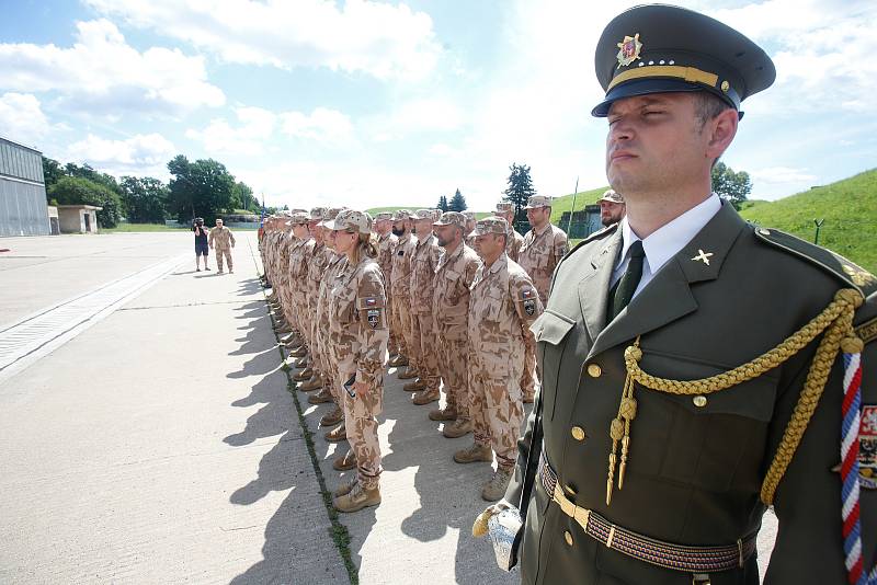 Slavnostní nástup vojáků 20. úkolové uskupení Armády ČR, kteří se vrátili z Afghánistánu, na letišti v Pardubicích.