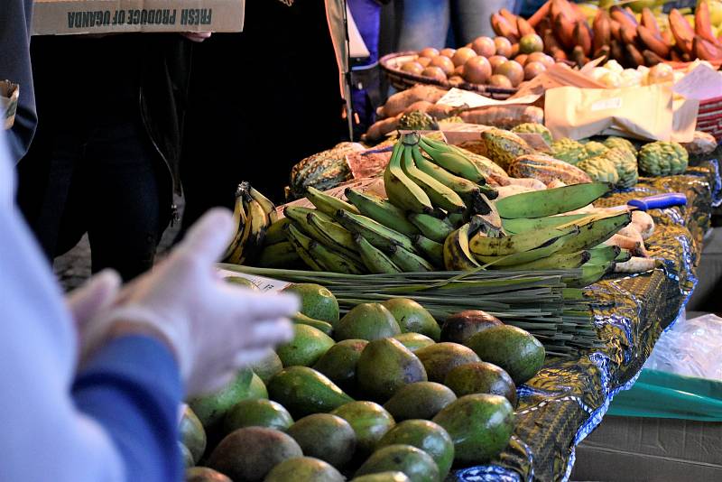 Tropické ovoce z Ugandy mohli lidé během soboty zakoupit na Afrických trzích v pardubických Automatických mlýnech.