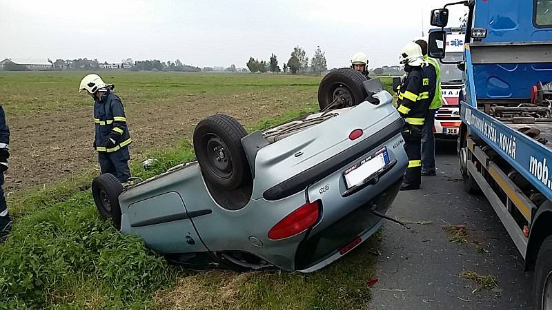 Po nehodě u Dašic skončilo auto na střeše.