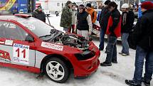 Na své si v sobotu odpoledne přišli na plochodrážním stadionu Zlaté přilby ve Svítkově nejen vyznavači automobilového sportu na tribuně, ale také sami aktéři na závodním oválu