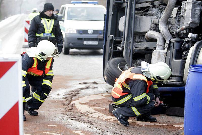 Převrácený kamion u Lázní Bohdanče zajímal i celníky. Z Polska totiž vezl třináct tun cigaret.